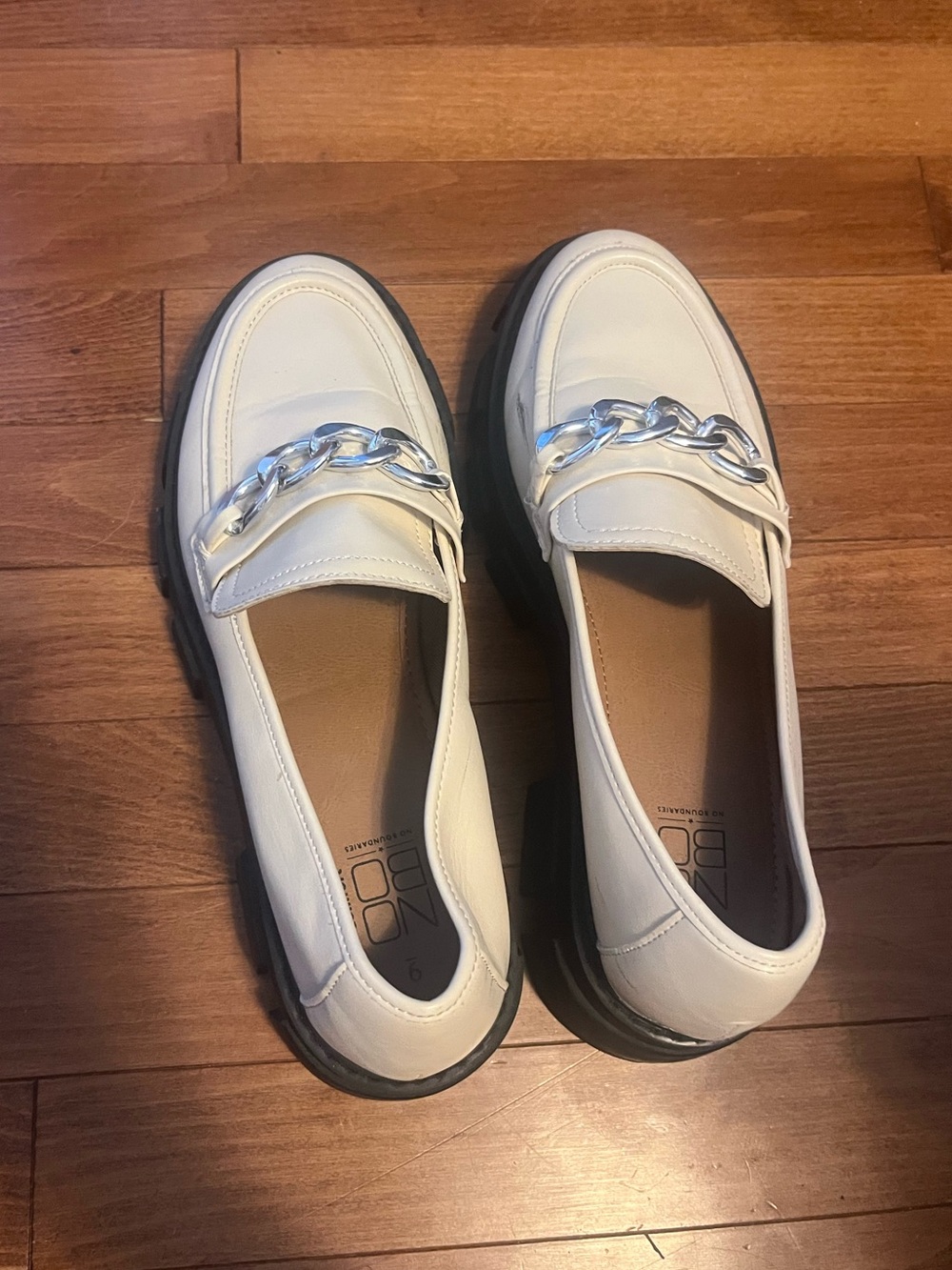No Boundaries Tan and White Slip-On Insole Detail